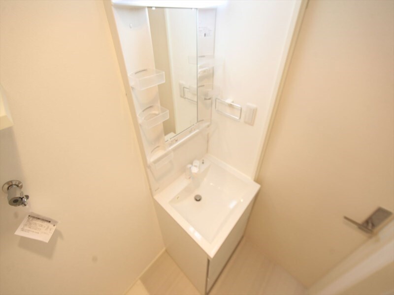 物件内観写真27　(脱衣所　独立洗面台（シャンプードレッサー付）収納スペース有)