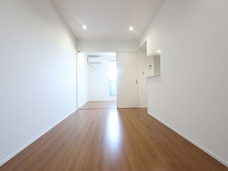 物件内観写真2　(ＬＤＫ9.6帖　洋室3.5帖　エアコン完備　バルコニー)