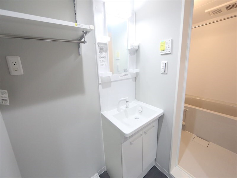 物件内観写真3　(脱衣所　独立洗面台（シャンプードレッサー付）収納スペース有)