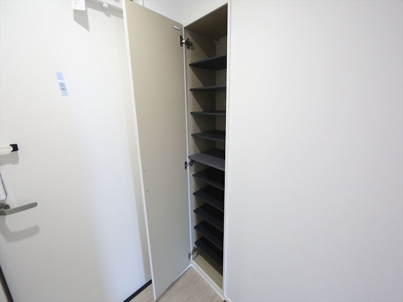 物件内観写真8　(玄関　シューズボックス付（収納充実してます）)