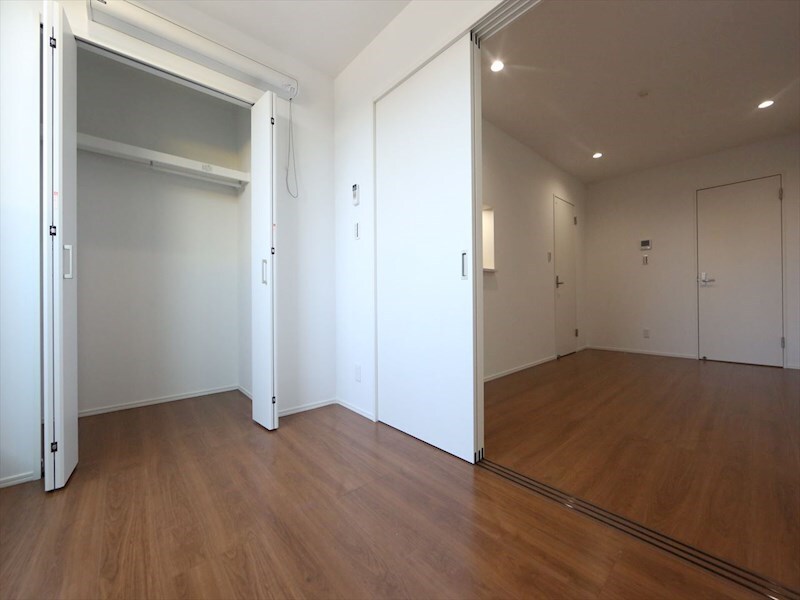 物件内観写真9　(洋室3.5帖　クローゼット付（収納充実してます）)