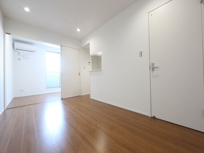 物件内観写真14　(ＬＤＫ9.6帖　洋室3.5帖　エアコン完備　バルコニー)