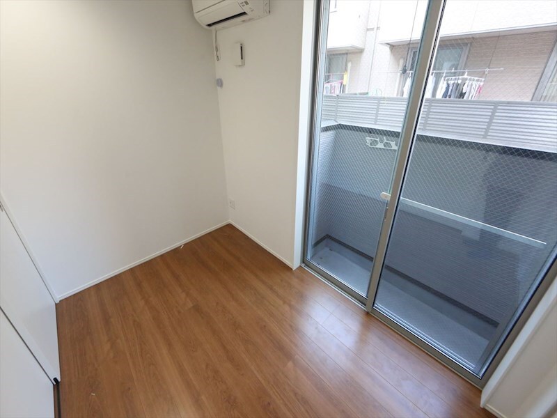 物件内観写真16　(洋室3.5帖　エアコン完備　クローゼット付　バルコニー)