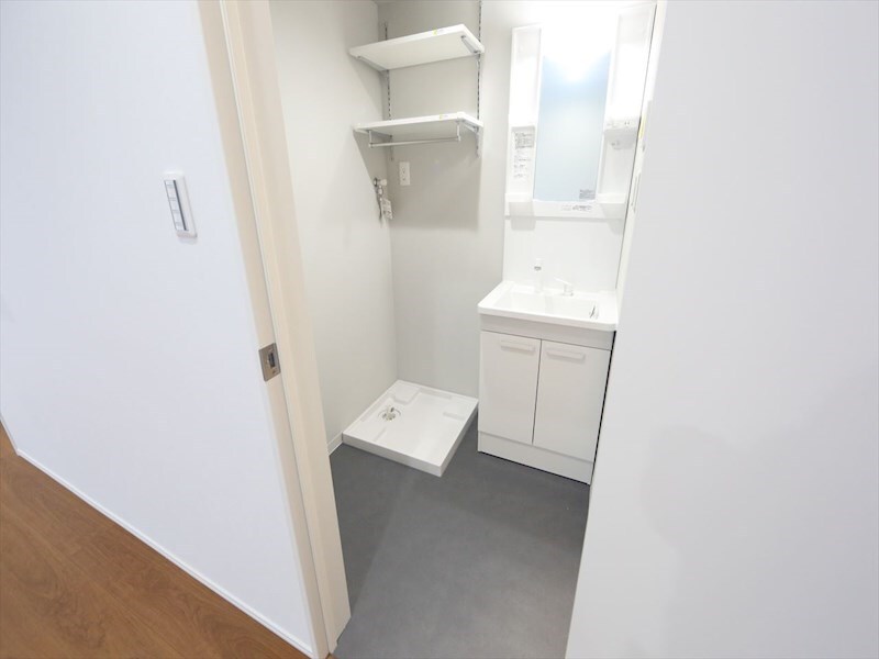 物件内観写真19　(脱衣所　独立洗面台（シャンプードレッサー付）収納スペース有)
