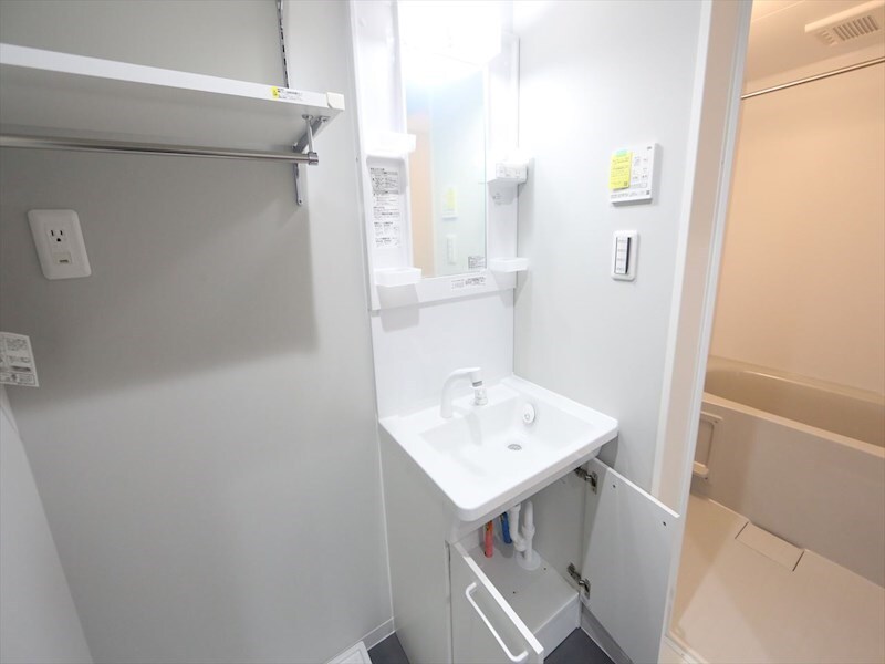 物件内観写真26　(脱衣所　独立洗面台（シャンプードレッサー付）収納スペース有)