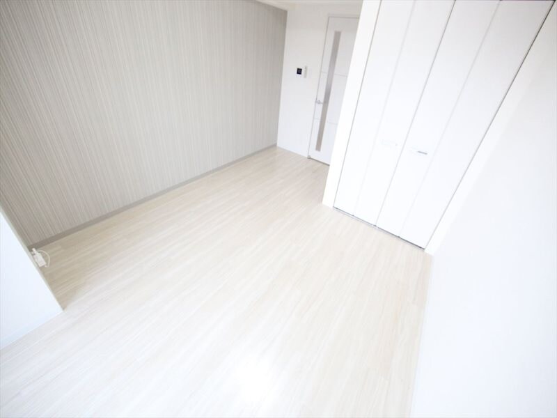 物件内観写真2　(洋室8.2帖　エアコン完備　バルコニーに面しています)