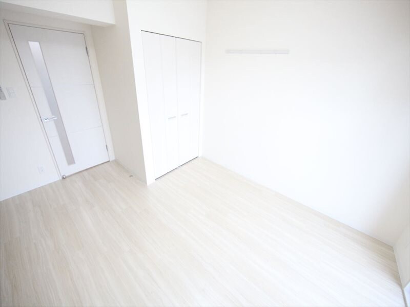 物件内観写真9　(洋室8.2帖　エアコン完備　バルコニーに面しています)