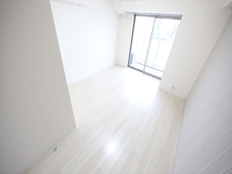 物件内観写真19　(洋室8.2帖　エアコン完備　バルコニーに面しています)