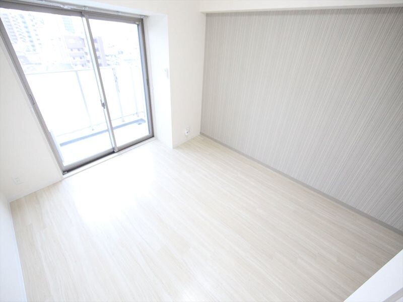 物件内観写真20　(洋室8.2帖　エアコン完備　バルコニーに面しています)