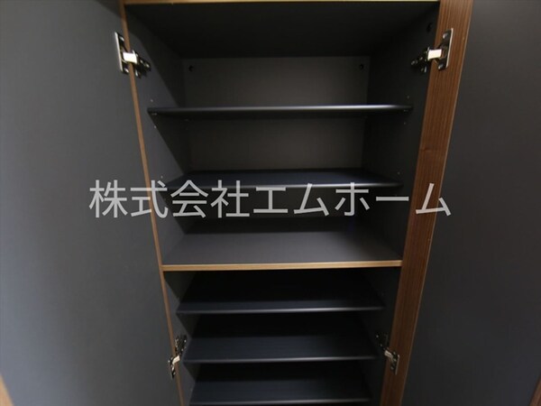 玄関(玄関　シューズボックス充実しています)