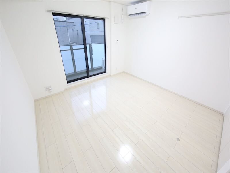 物件内観写真2　(洋室8.1帖　クローゼット付（収納充実してます）)