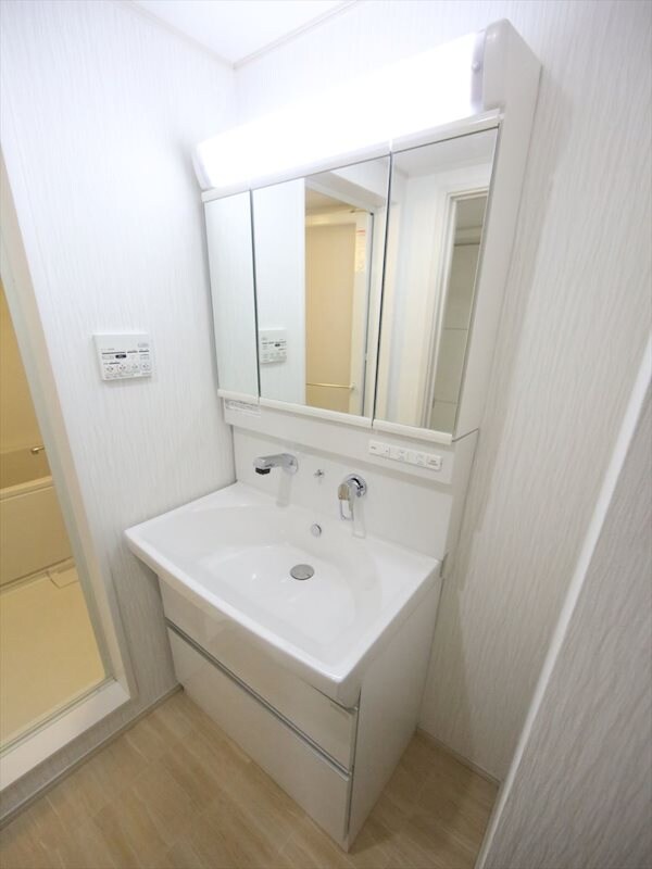 物件内観写真3　(脱衣所　独立洗面台（シャンプードレッサー付）収納スペース有)