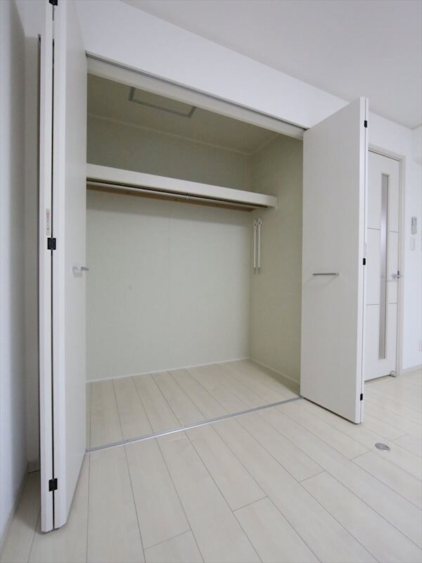 物件内観写真6　(クローゼット（収納充実してます）)