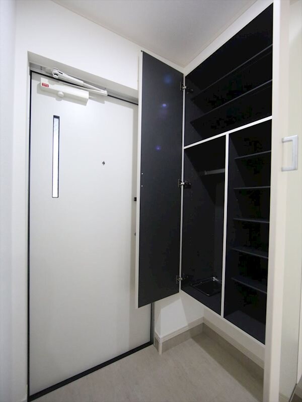 物件内観写真8　(玄関　姿見鏡付き　シューズボックス付（収納充実してます）)