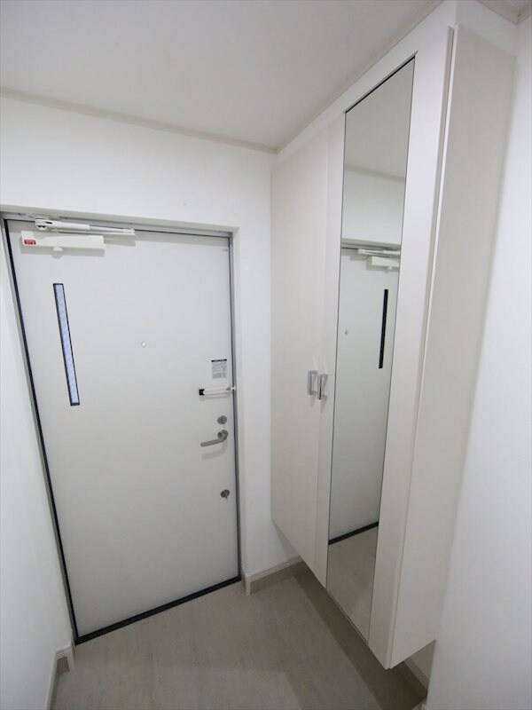 物件内観写真14　(玄関　姿見鏡付き　シューズボックス付（収納充実してます）)