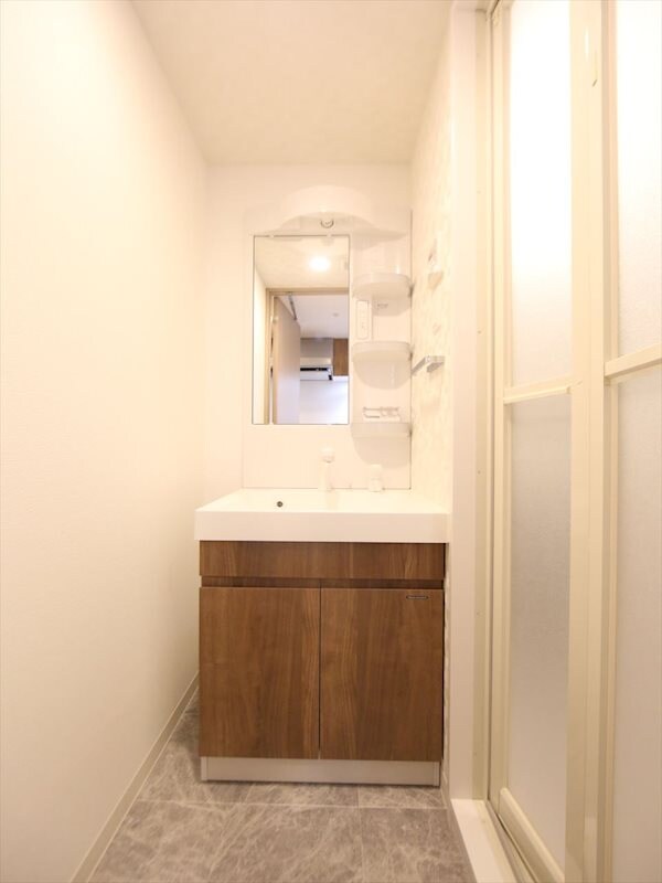 物件内観写真3　(脱衣所　独立洗面台（シャンプードレッサー付）収納スペース有)