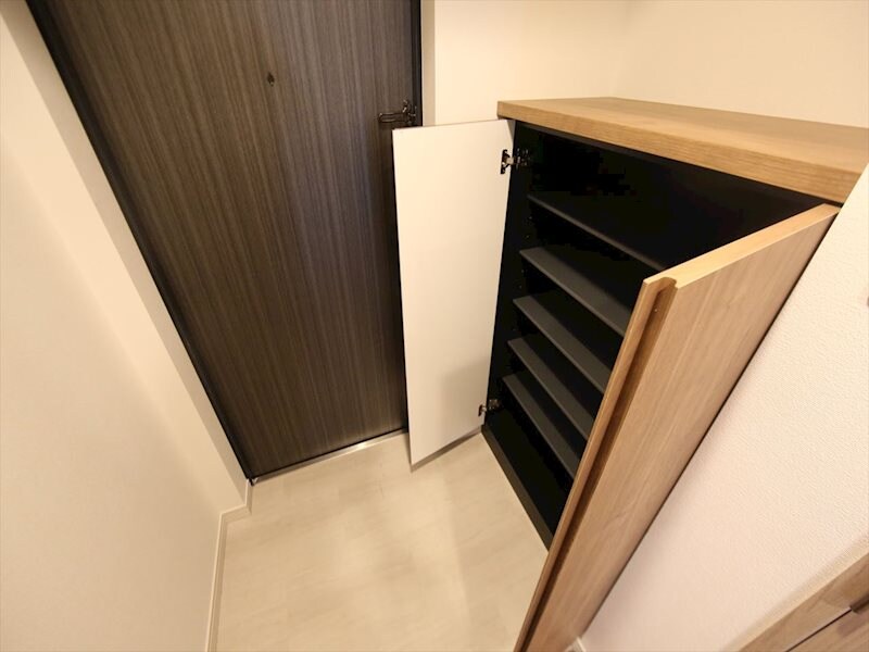 物件内観写真8　(玄関　シューズボックス付（収納充実してます）)