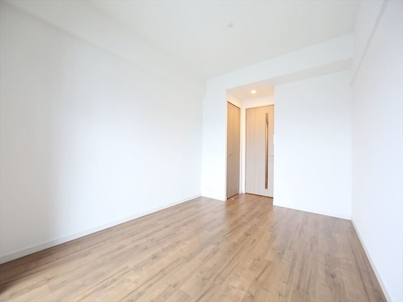 物件内観写真9　(洋室8.2帖　クローゼット付（収納充実してます）)