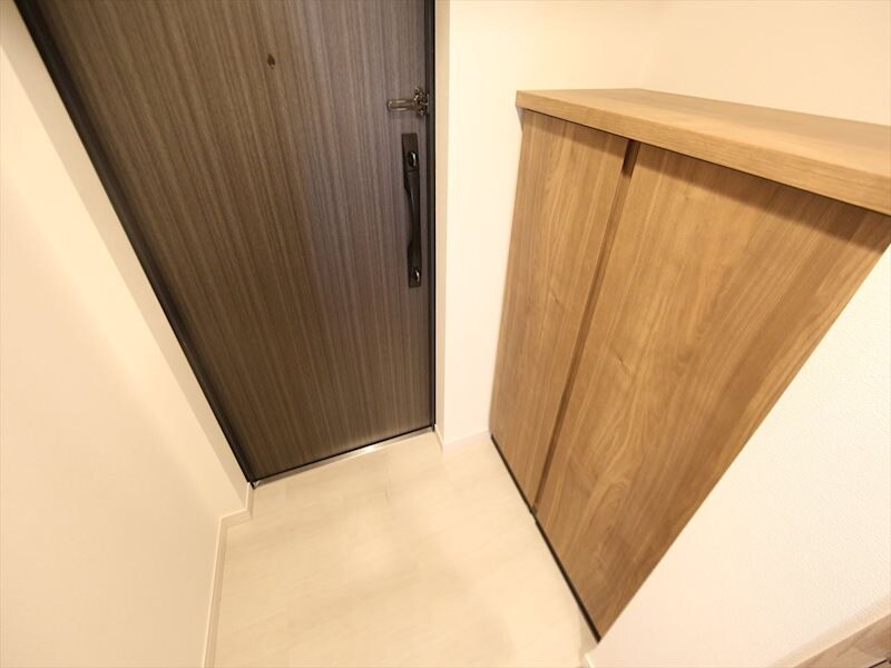 物件内観写真14　(玄関　シューズボックス付（収納充実してます）)