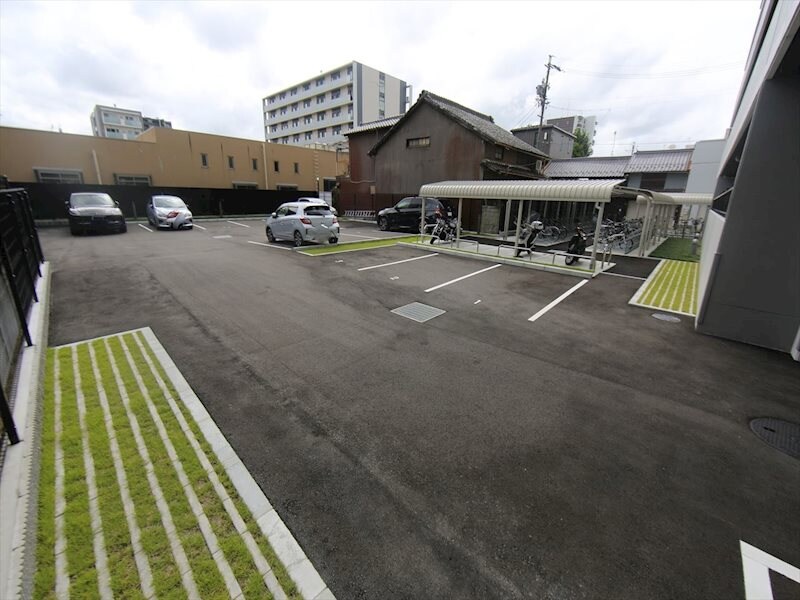 物件内観写真24　(敷地内駐車場　屋根付き駐輪場)