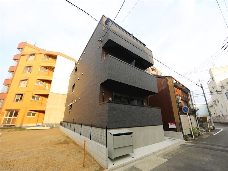 物件外観写真1　(外観　オートロック付　宅配ＢＯＸ有り)