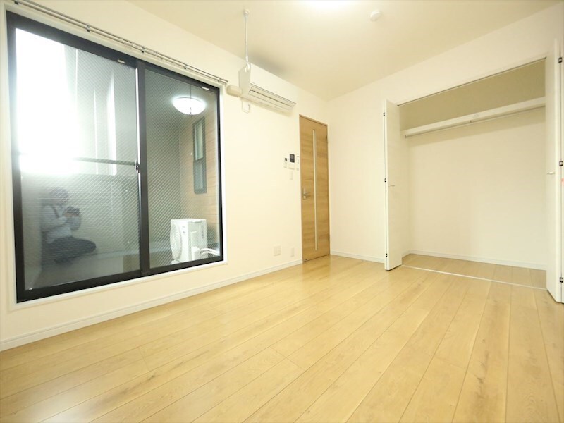 物件内観写真2　(洋室6.6帖　クローゼット付　エアコン完備　バルコニー)