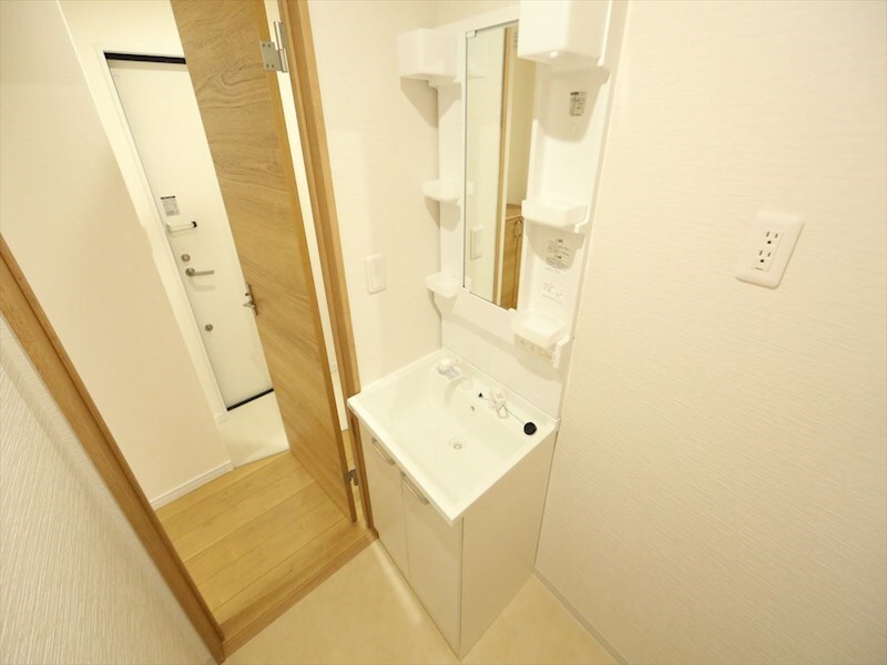 物件内観写真3　(脱衣所　独立洗面台（シャンプードレッサー付）収納スペース有)