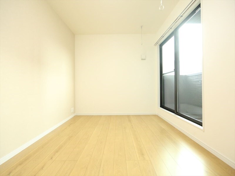 物件内観写真10　(洋室6.6帖　エアコン完備　バルコニー)