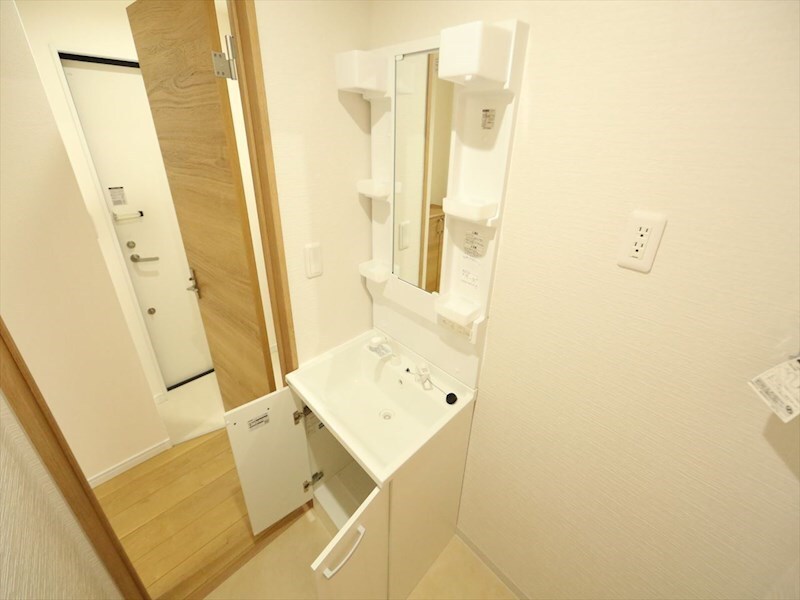 物件内観写真18　(脱衣所　独立洗面台（シャンプードレッサー付）収納スペース有)
