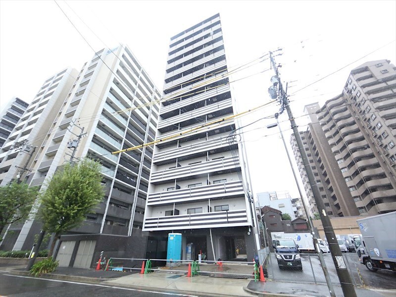 物件外観写真1　(外観　オートロック　宅配ＢＯＸ　防犯カメラ)