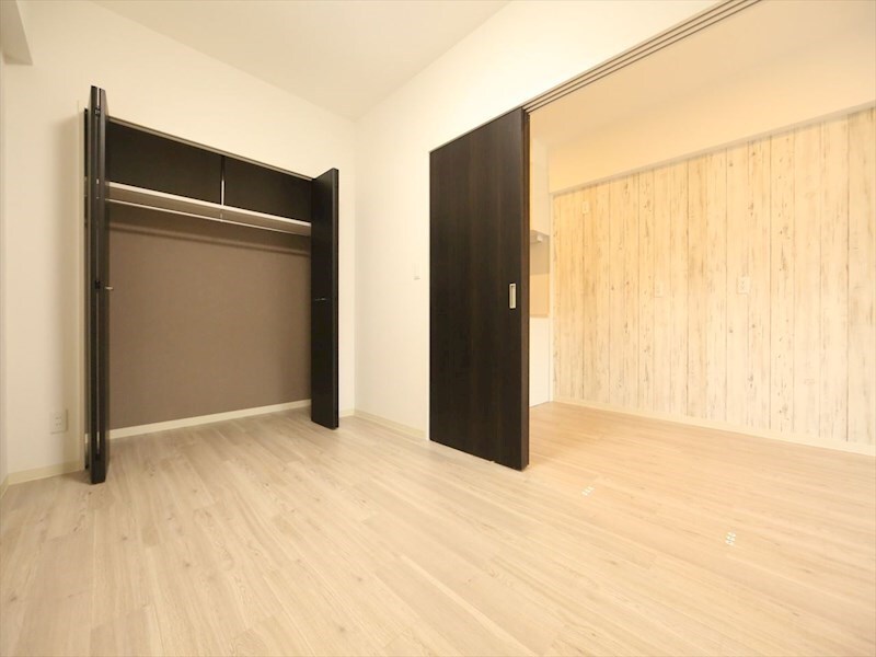 物件内観写真9　(洋室5.26帖　クローゼット付（収納充実してます）)