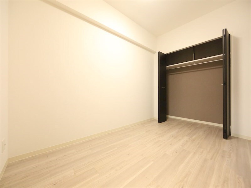 物件内観写真16　(洋室5.26帖　クローゼット付（収納充実してます）)