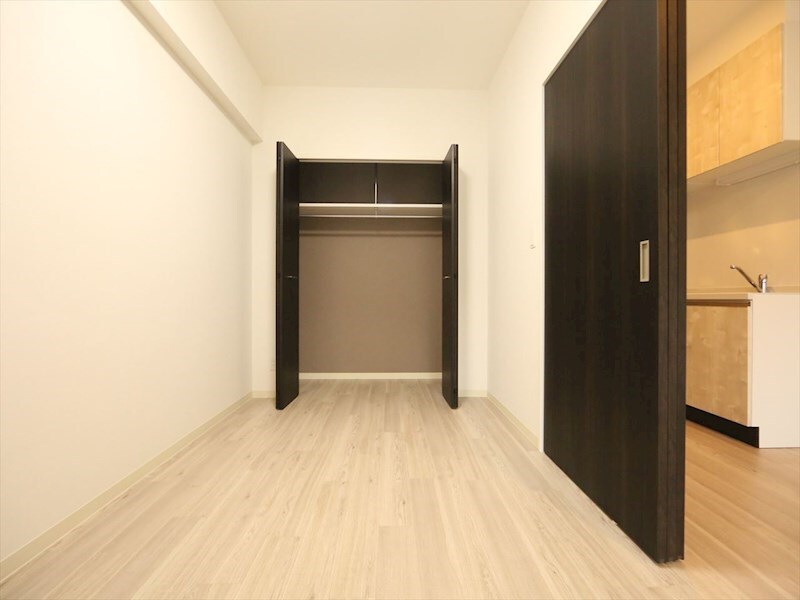 物件内観写真24　(洋室5.26帖　クローゼット付（収納充実してます）)