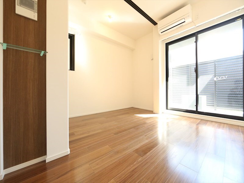 物件内観写真2　(洋室4.4帖　洋室2.4帖　エアコン完備　バルコニー)
