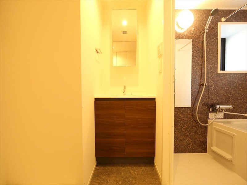 物件内観写真27　(脱衣所　独立洗面台　収納スペース有)