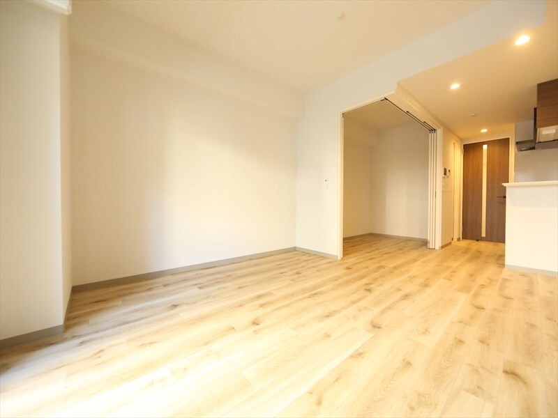 物件内観写真2　(ＬＤＫ12.3帖　洋室3.5帖　つなげても仕切っても使えます)