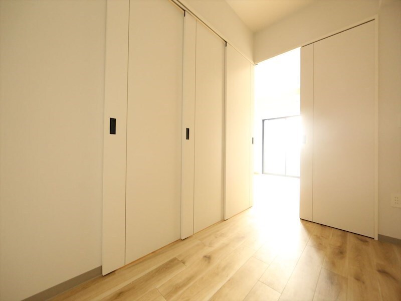 物件内観写真9　(ＬＤＫ12.3帖　洋室3.5帖　つなげても仕切っても使えます)