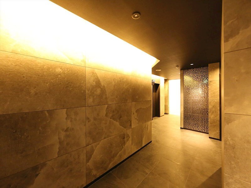 物件内観写真13　(エントランス　オートロック付　防犯カメラ)