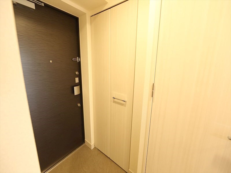 物件内観写真18　(玄関　シューズクローク付（収納充実してます）)