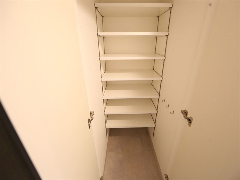 物件内観写真8　(玄関　シューズクローゼット付（収納充実してます）)