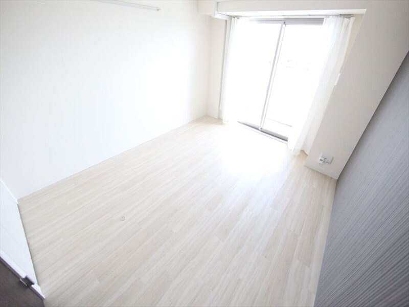 物件内観写真2　(洋室7.8帖　エアコン完備　バルコニーに面しています)