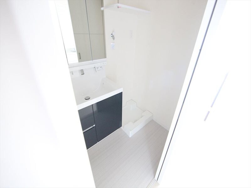 物件内観写真3　(脱衣所　独立洗面台（シャンプードレッサー付）)