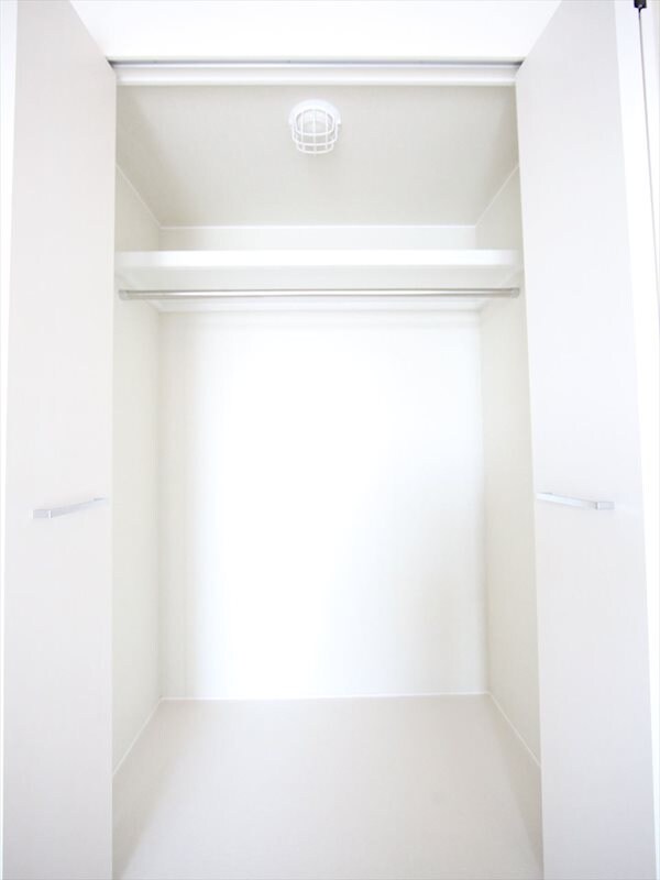 物件内観写真5　(クローゼット付（収納充実してます）)