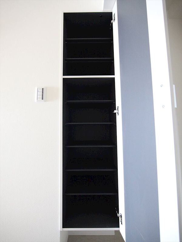物件内観写真14　(玄関　シューズボックス充実しています)