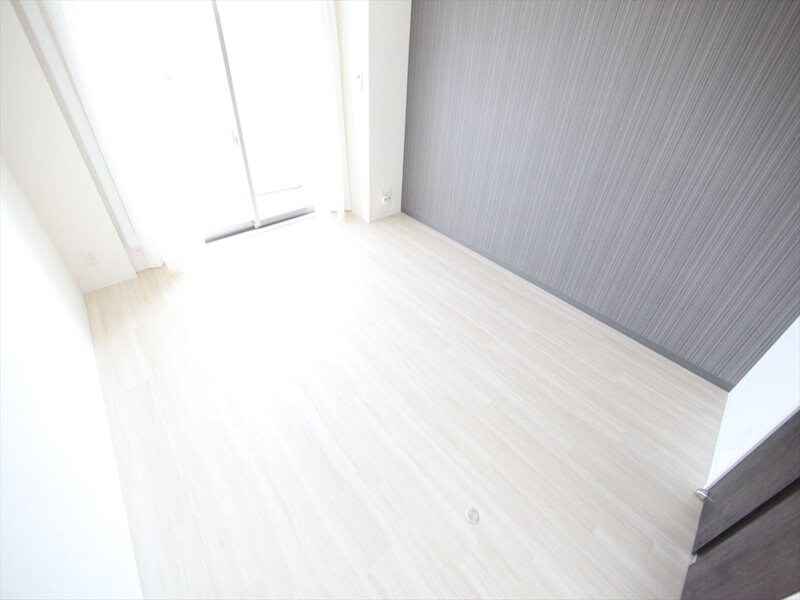 物件内観写真20　(洋室7.8帖　エアコン完備　バルコニーに面しています)