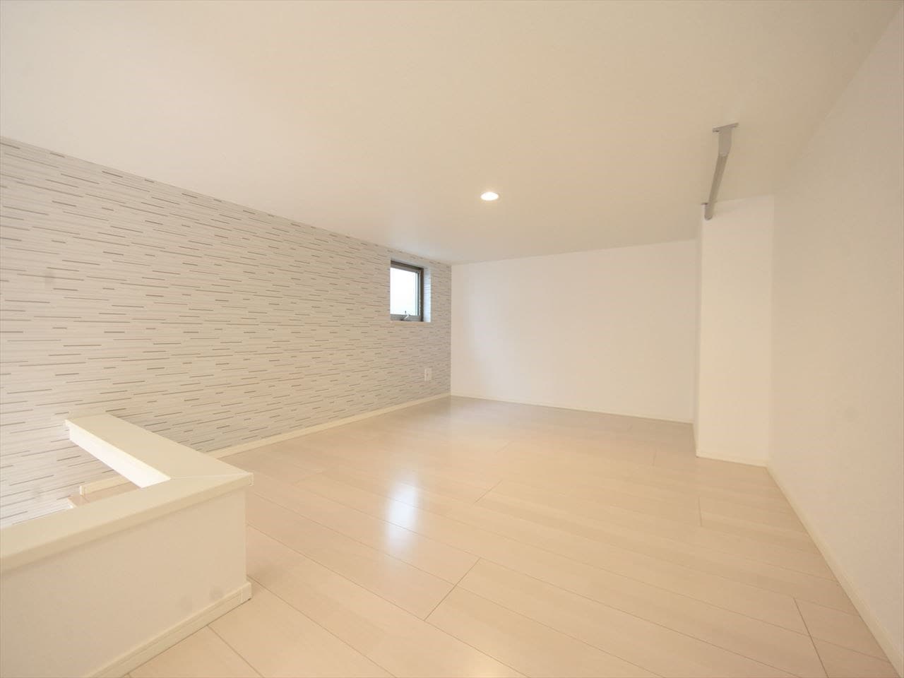 物件内観写真16　(上段ロフト5.5帖（収納・寝室としても使えます）同型写真)