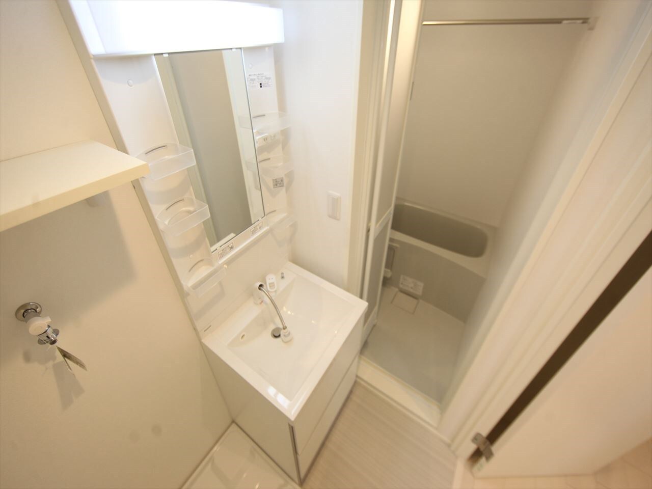 物件内観写真19　(脱衣所　独立洗面台（シャンプードレッサー付）収納スペース有　)