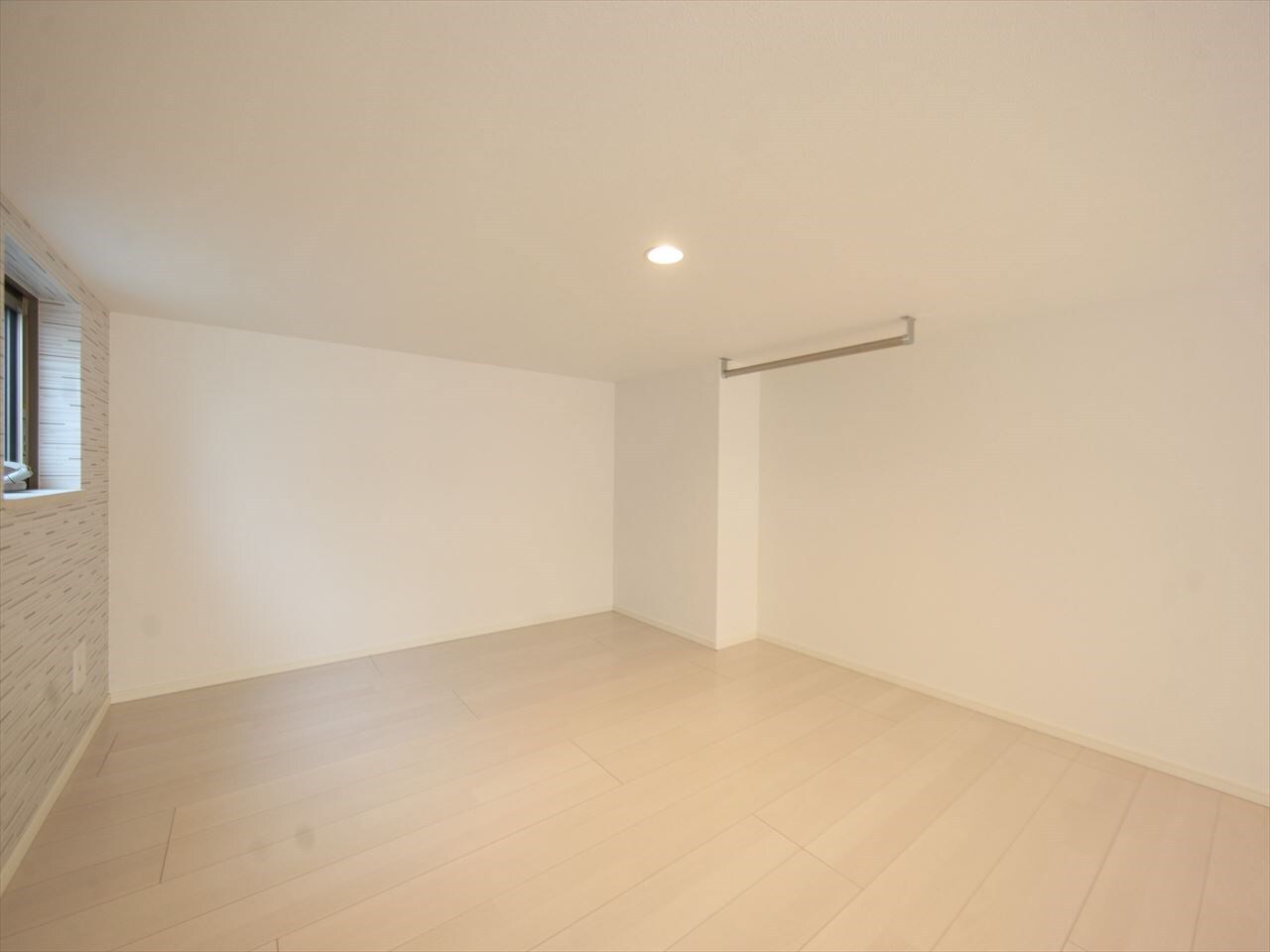 物件内観写真23　(上段ロフト5.5帖（収納・寝室としても使えます）同型写真)