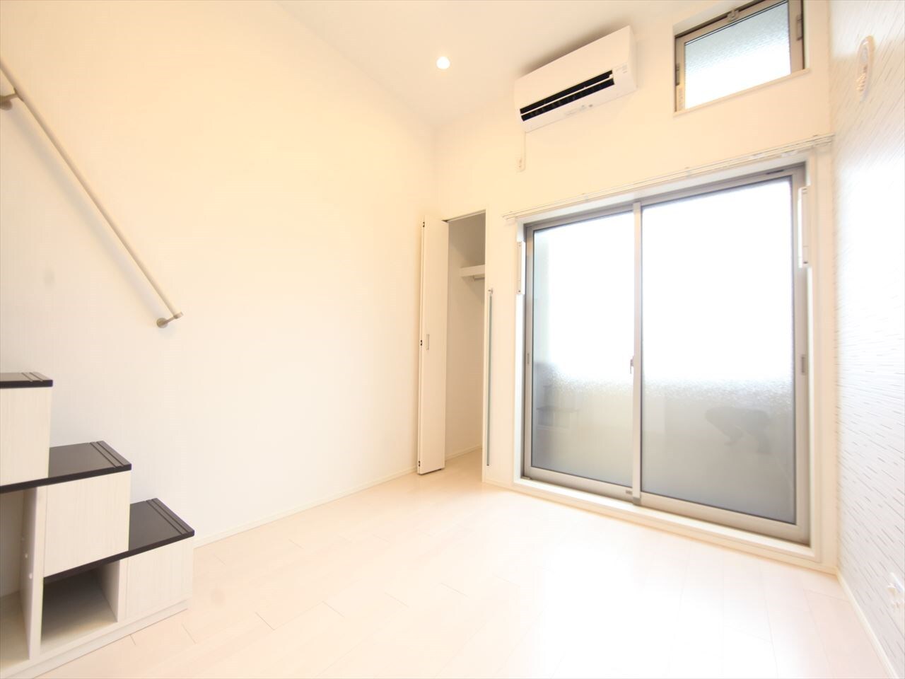 物件内観写真26　(洋室6.8帖　上段ロフト5.5帖（収納にも使えます）同型写真)