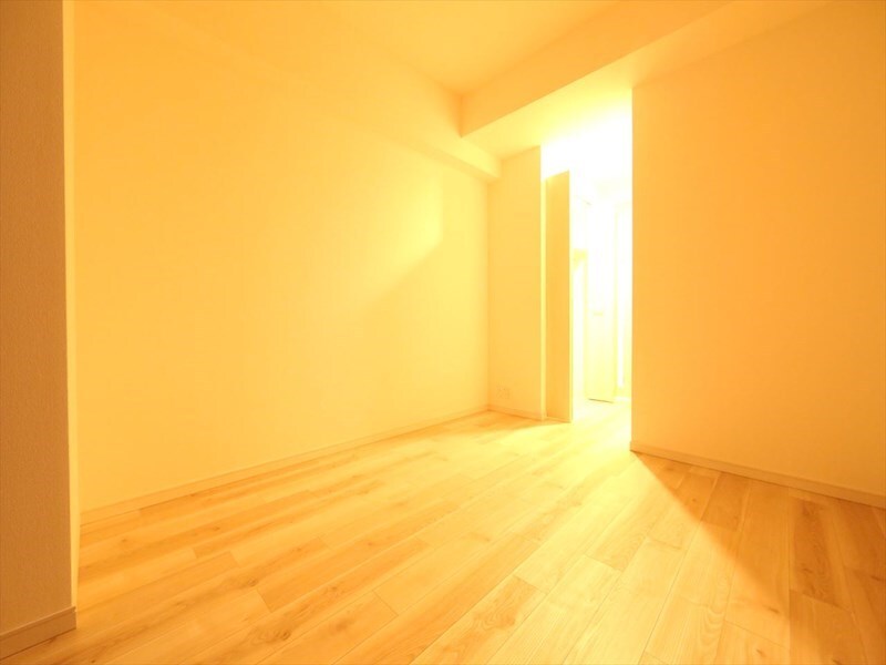 物件内観写真2　(洋室7帖　クローゼット付（収納充実してます）)